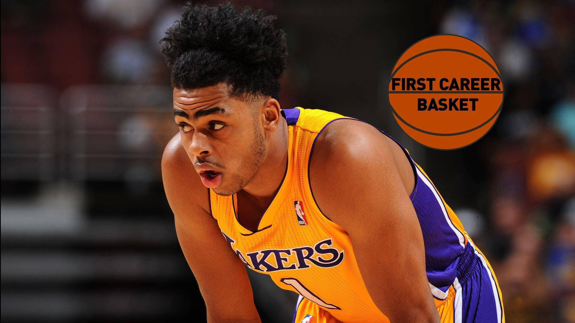 D'Angelo Russell 首顆職業生涯進球 壁紙 — 一位專注的籃球運動員身穿湖人隊球衣，向前傾身，充滿強度，一個籃球圖形宣告『職業生涯首球』。