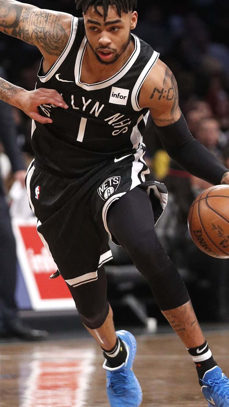 布魯克林籃網籃球運動員在比賽中運球。