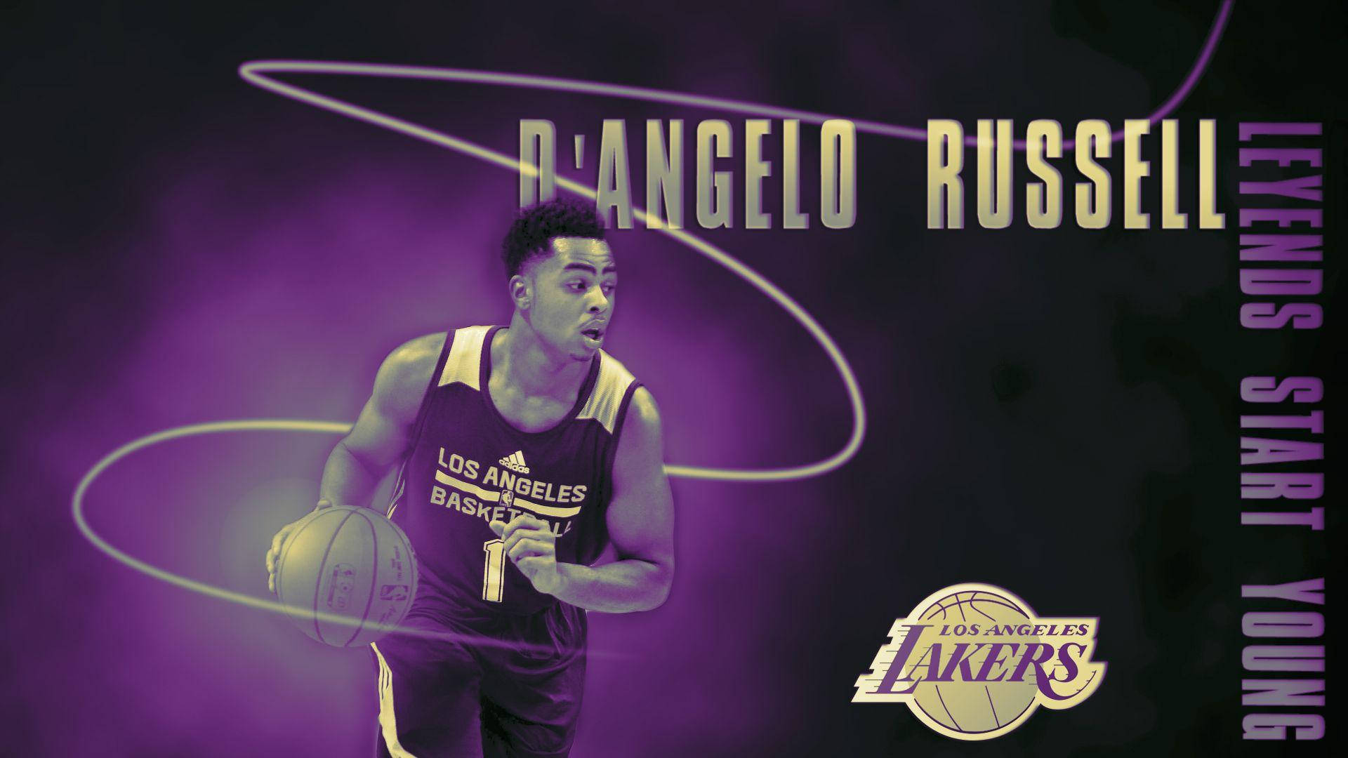 D'Angelo Russell 黑紫配色 壁紙 — 身穿湖人隊球衣的D'Angelo Russell在發光的紫色背景和動態光軌中運球。