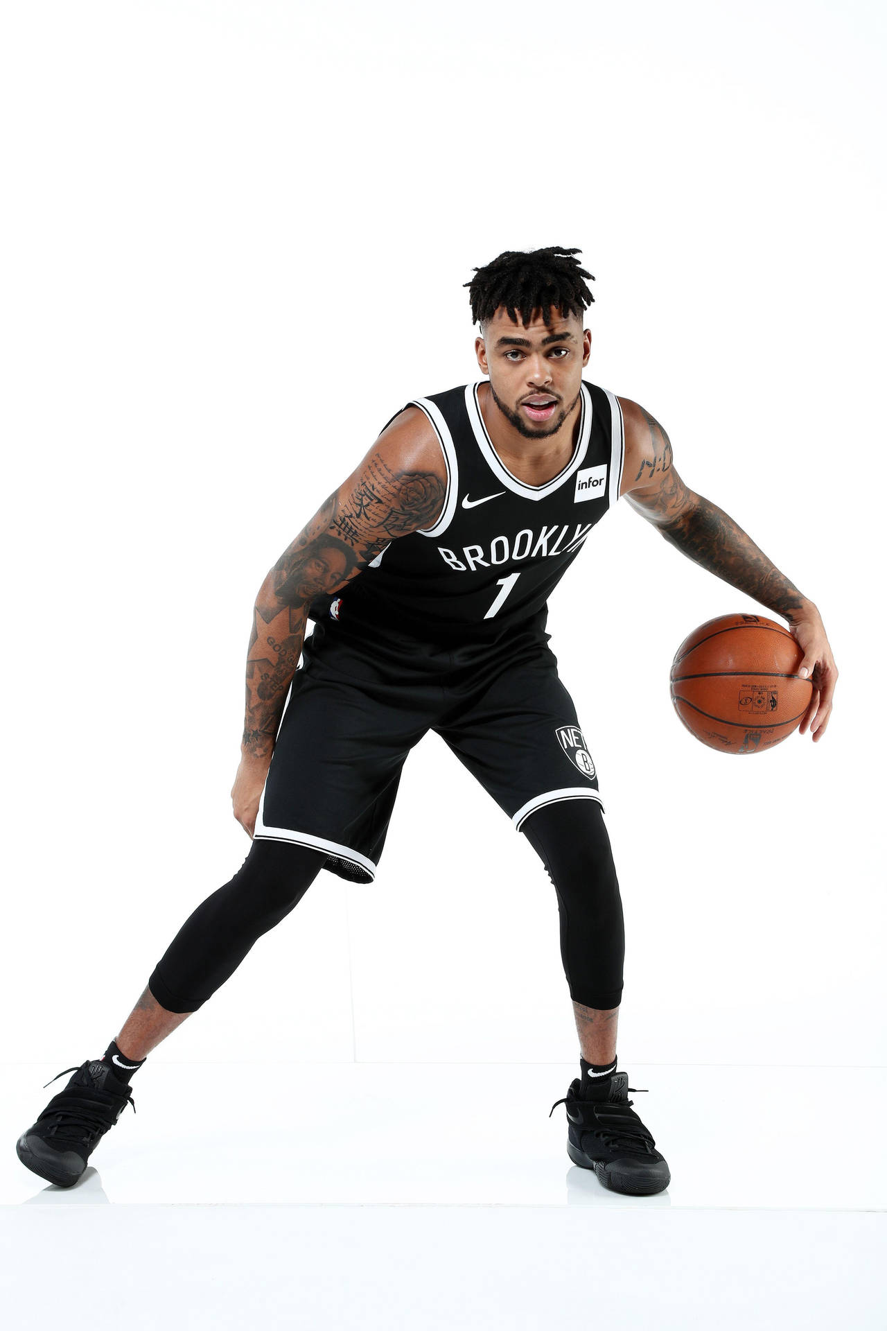D'Angelo Russell 白色手機壁紙 壁紙 — 一名身穿布魯克林籃網球衣的籃球運動員在白色背景的攝影棚中運球。