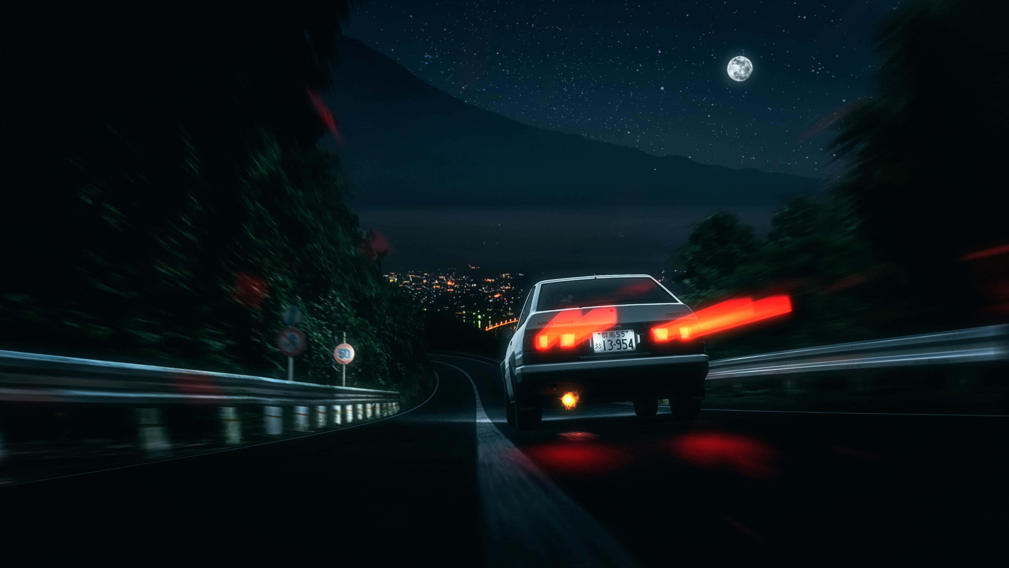 《頭文字D》中1983年Toyota AE86後視背景 壁紙 — 一輛白色跑車在滿月星空下的蜿蜒山路上疾馳。