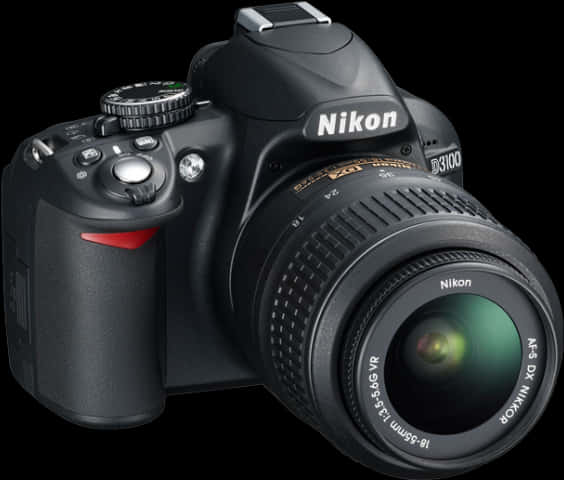 尼康 D3100 DSLR 相機 壁紙 — 一部時尚的黑色Nikon D3100 DSLR相機，配備18-55mm鏡頭，在純黑色背景下的影樓燈光中展示。