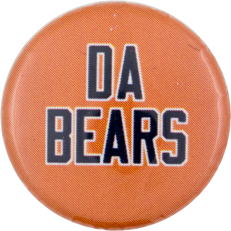 芝加哥足球迷「DA BEARS」按鈕 壁紙 — 一個復古橙色圓形按鈕，上面有粗體黑色文字寫著 DA BEARS，背景有紋理。