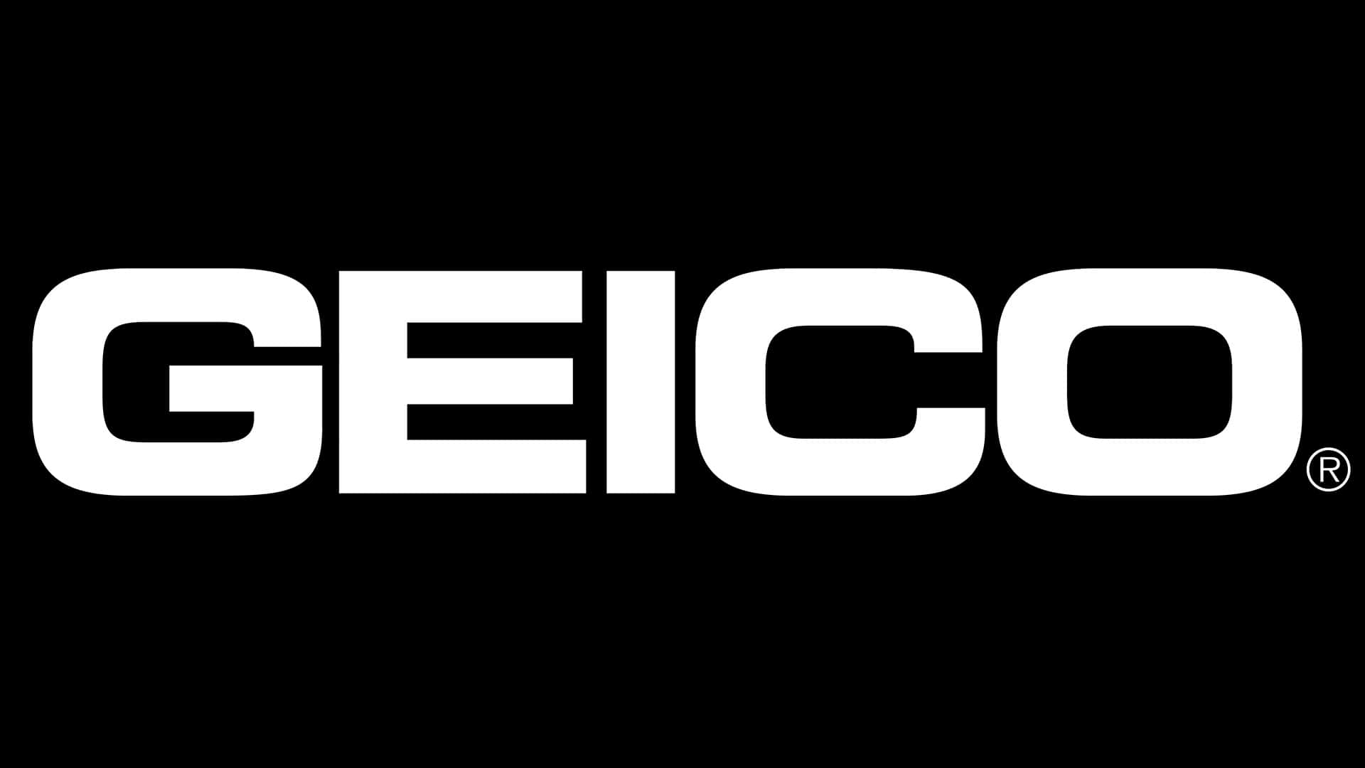  壁紙 — 大膽的白色GEICO標誌居中於純黑色背景上，帶有註冊商標符號。