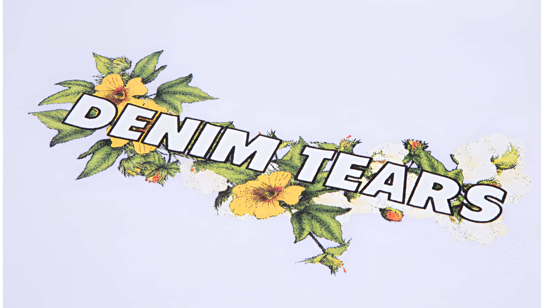  壁紙 — 大膽的白色文字 DENIM TEARS 在柔和的薰衣草背景上，穿梭於鮮黃色的木槿花和綠葉之間。