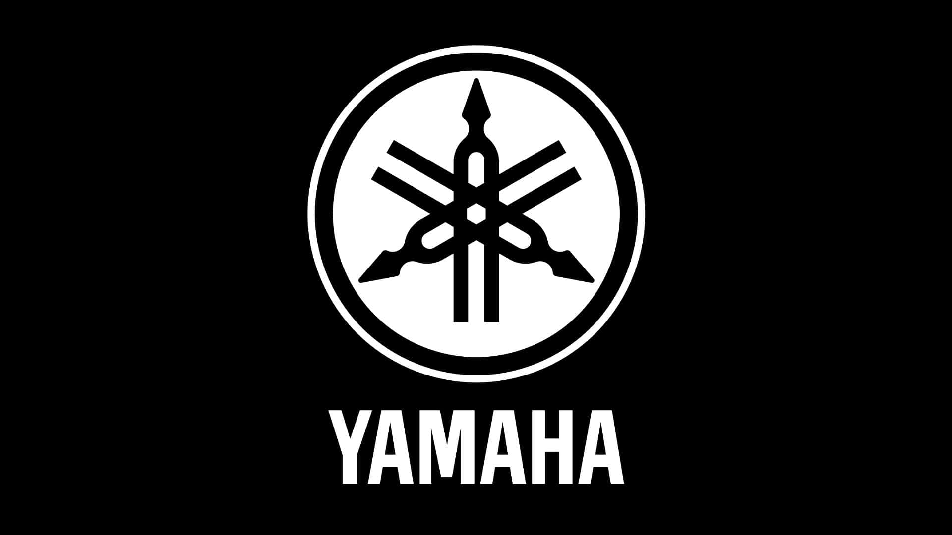  壁紙 — 大膽的白色Yamaha標誌，圓形徽章和品牌名稱居中在純黑背景上。