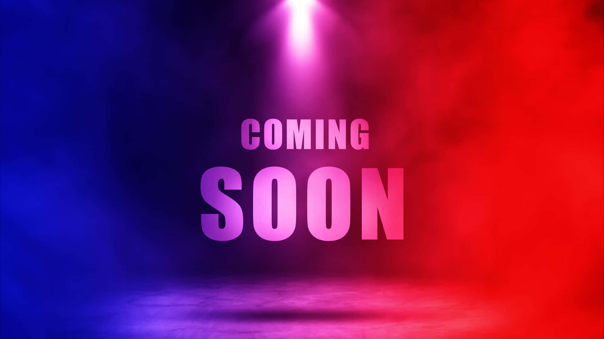 在紅色和藍色燈光照亮的煙霧舞台上，粉紅色發光文字寫著「COMING SOON」。