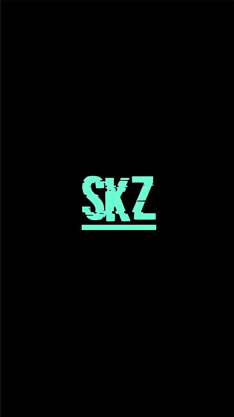  壁紙 — 大膽的藍綠色SKZ字母，帶有故障效果，居中於純黑色背景上。