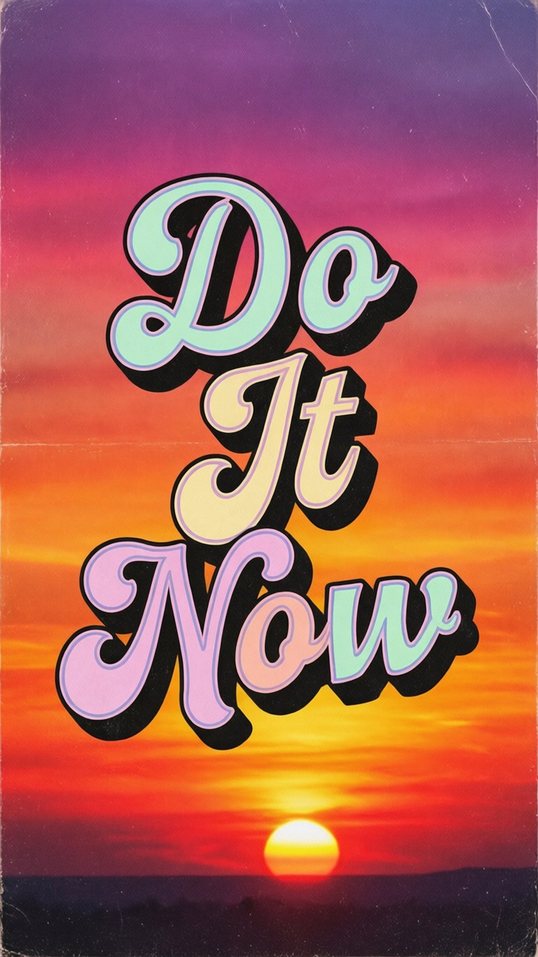 激勵性文字 Do It Now 映襯著色彩繽紛的日落天空。