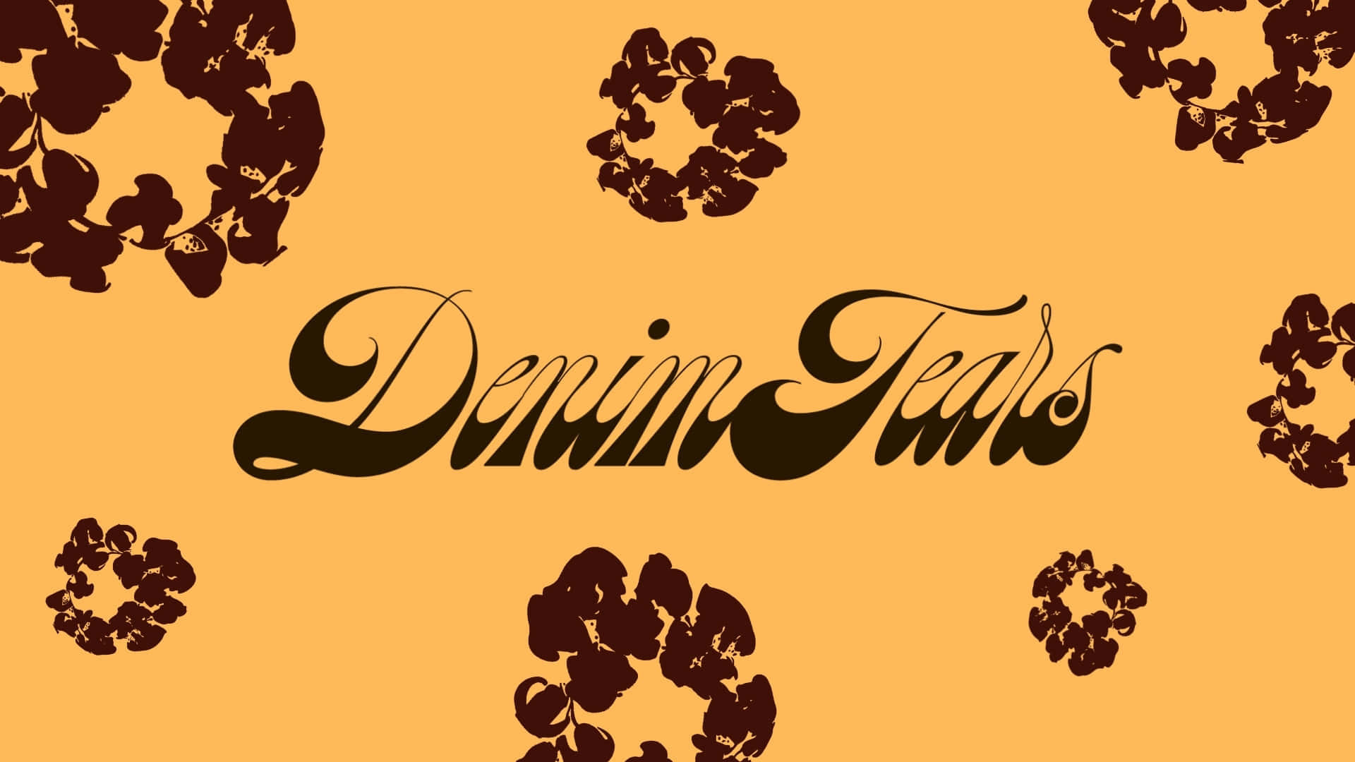  壁紙 — 大膽黑色草書文字 Denim Tears 漂浮在溫暖的橙色背景上，帶有散落的深色花環剪影。