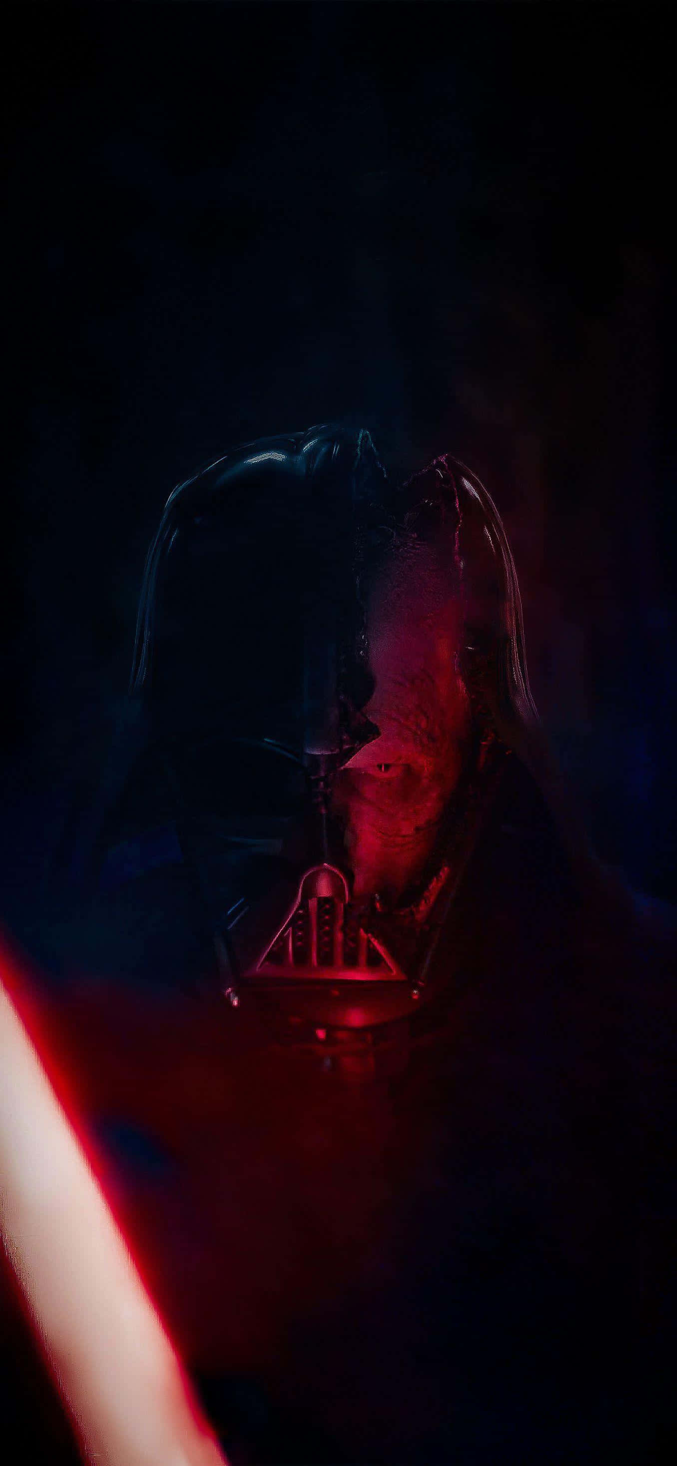 Anakin 桌布 壁紙 — 達斯維達在陰影中若隱若現，紅色光劍閃爍，他戴著頭盔的臉被不祥的深紅光線半照亮。