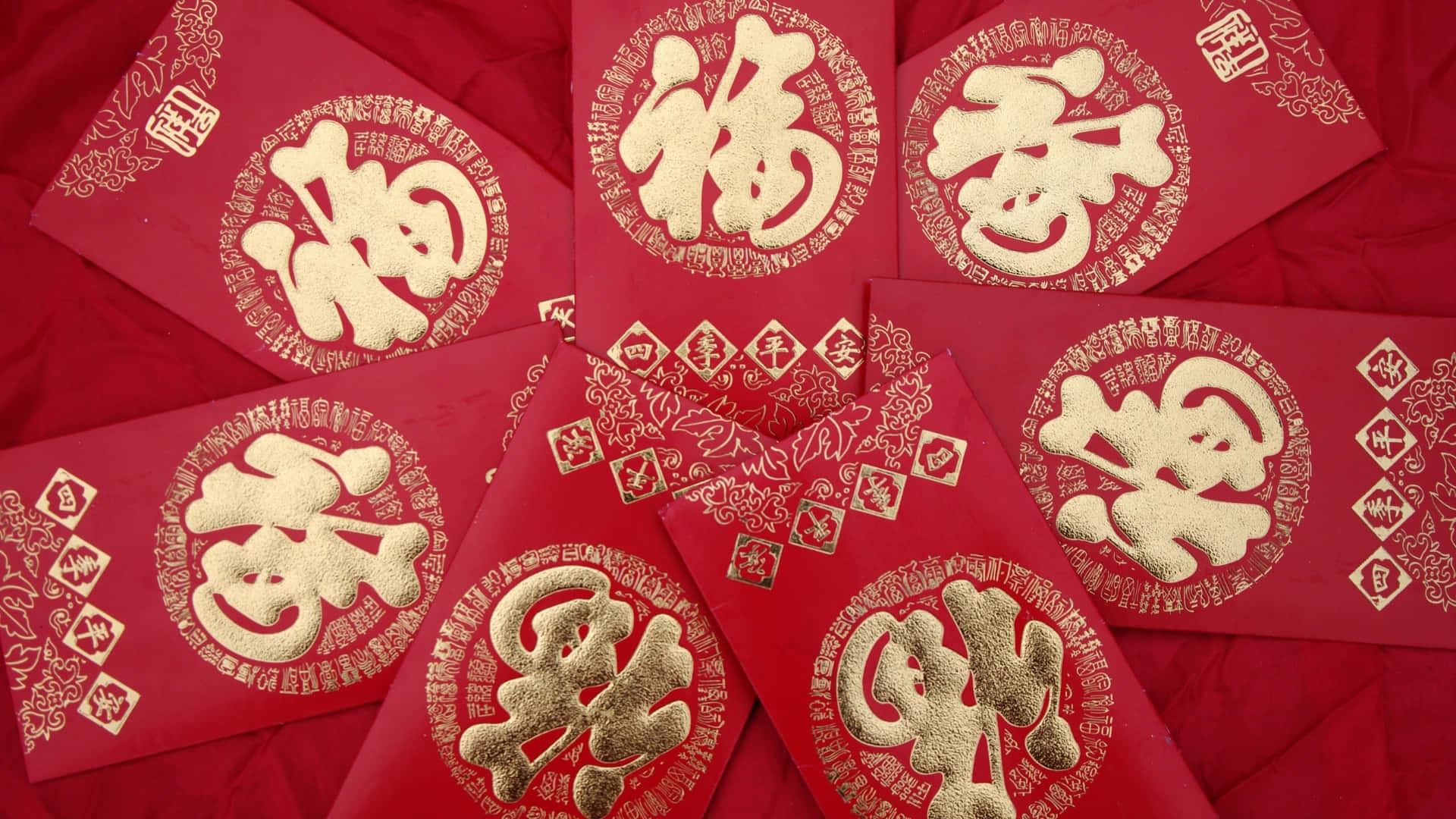  壁紙 — 帶有金色中文字的紅色利是封，寓意好運和繁榮，以節日圖案排列。