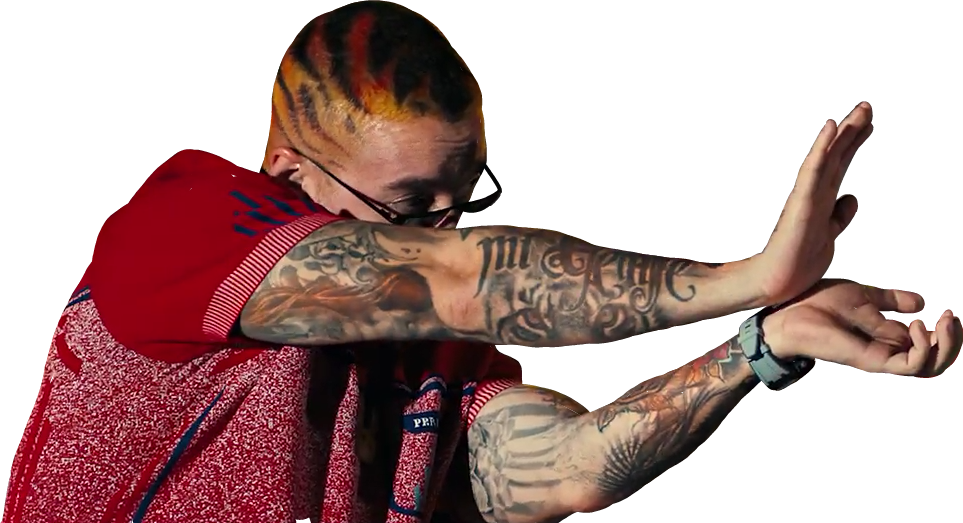 紋身男子 dab 姿勢 壁紙 — 一個擁有彩色頭髮和紋身手臂的男人在黑色背景前做手勢，穿著紅色圖案襯衫。