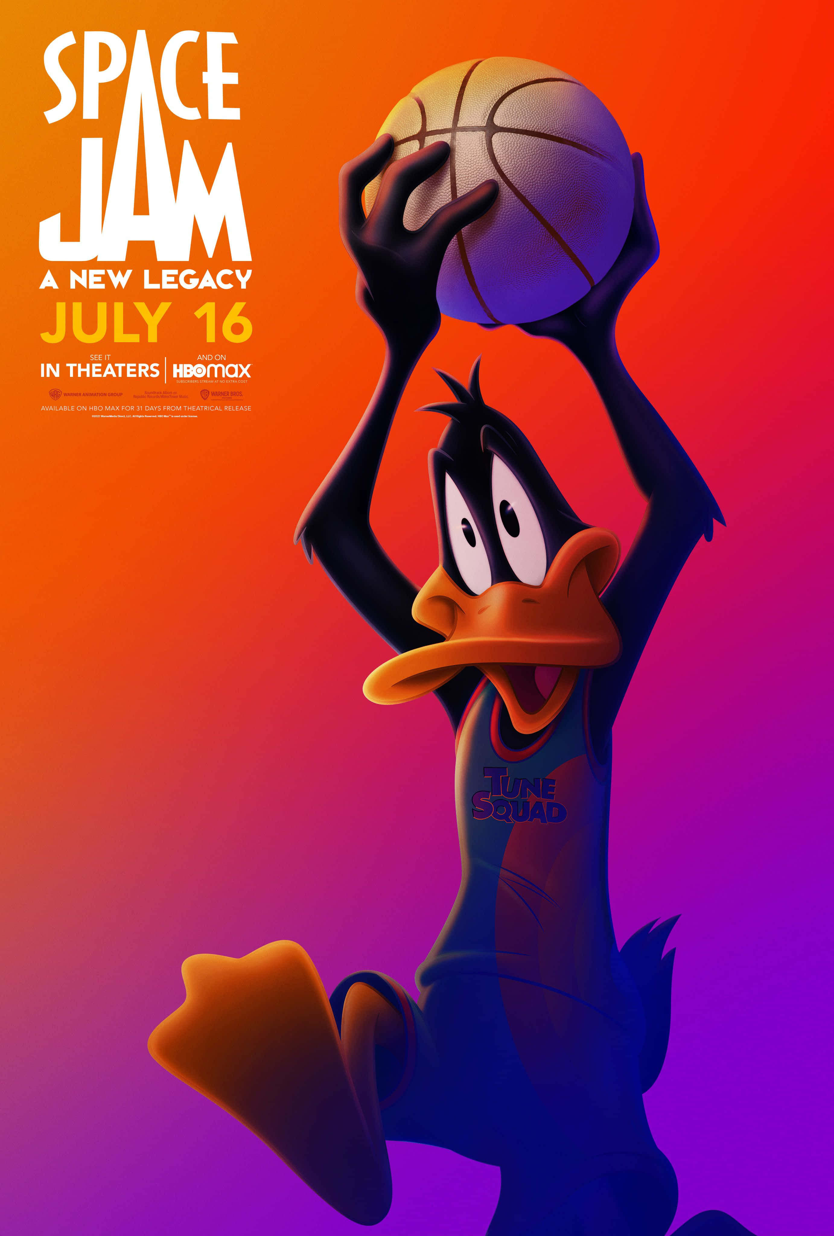 Space Jam A New Legacy 桌布 壁紙 — Daffy Duck 身穿藍色球衣，在充滿活力的橙色到紫色漸變背景上動態跳躍，手持籃球。