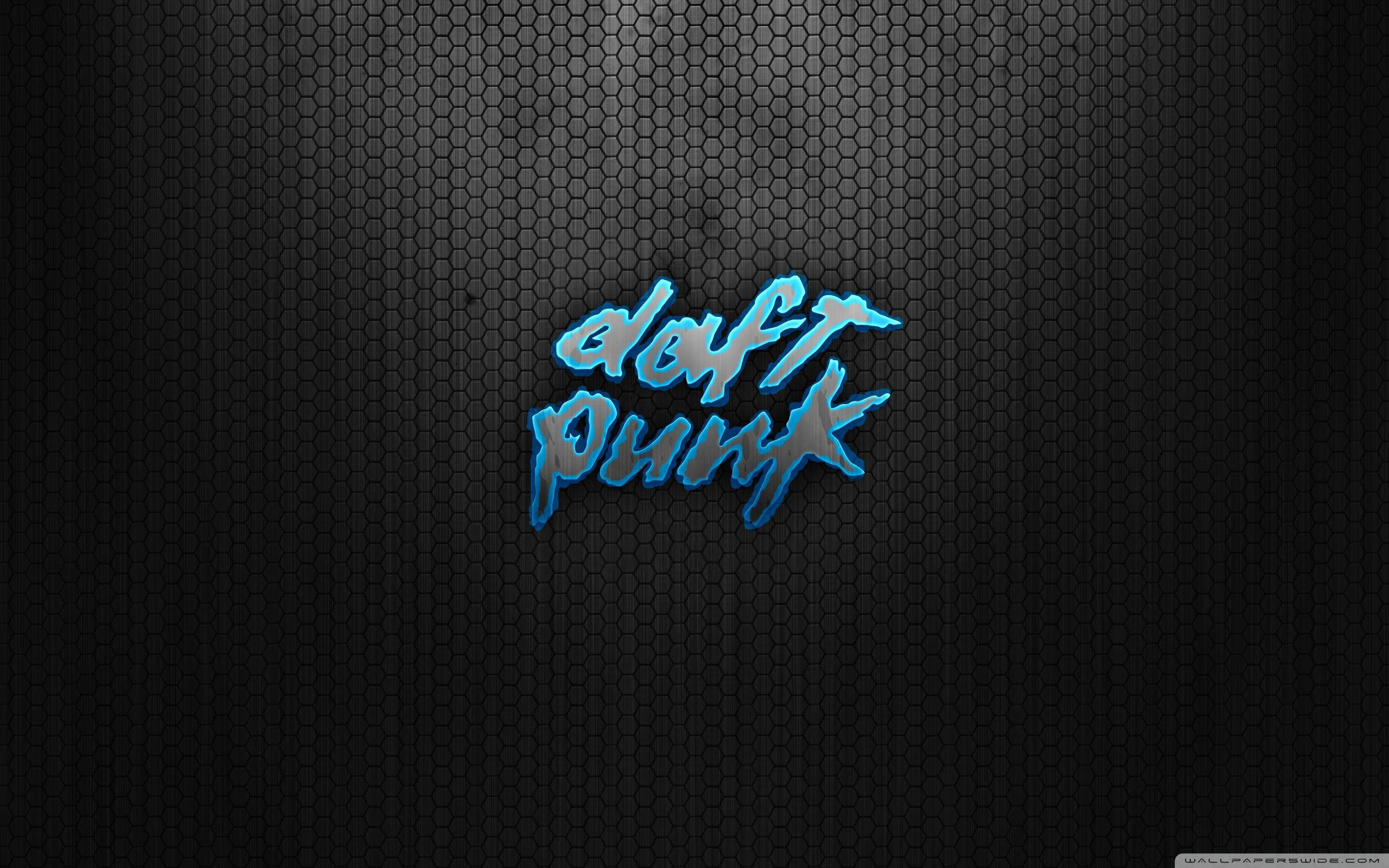 藍色龐克風格的 Daft Punk 字體藝術 壁紙 — 發光藍色Daft Punk標誌居中於深色六角網格背景，帶有微妙的光線漸變。