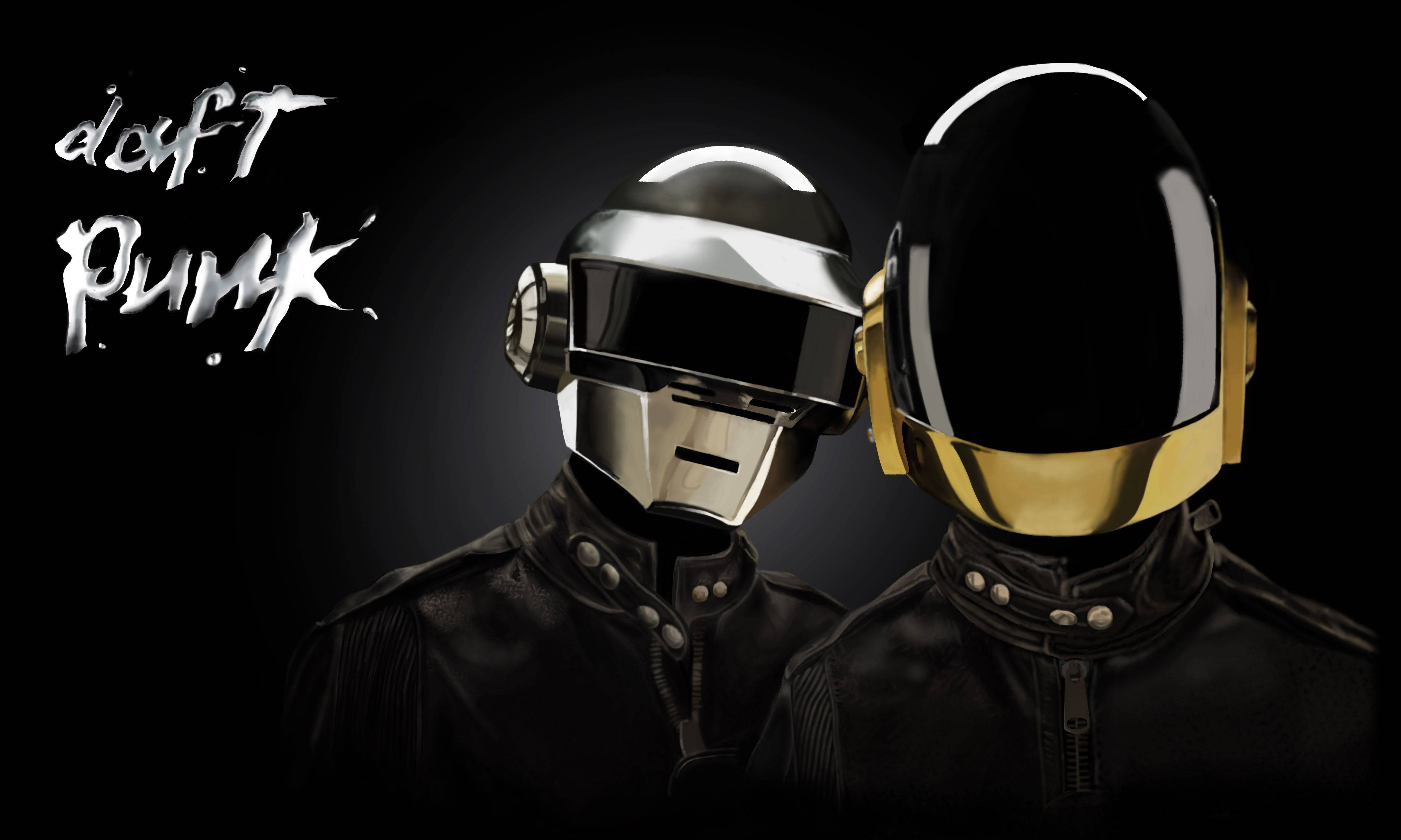 經典 Daft Punk 科幻頭盔 壁紙 — 兩個標誌性的 Daft Punk 機械人，戴著銀色和金色頭盔，站在深色背景前，他們的名字以風格化的白色文字呈現。