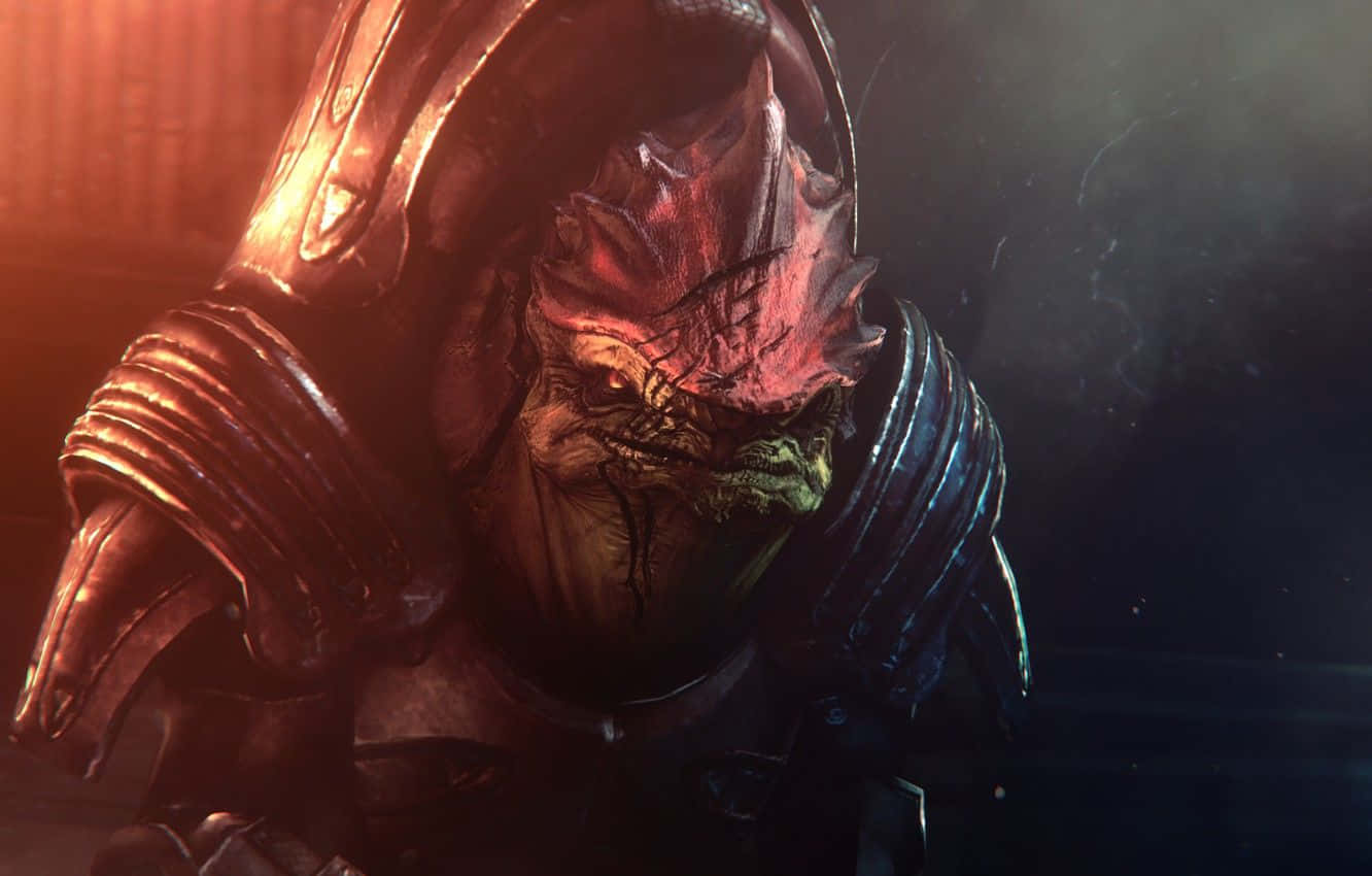 Mass Effect Grunt 桌布 壁紙 — 一個帶有紋理紅色面孔的威脅性裝甲外星人在昏暗、煙霧瀰漫的環境中怒目而視。
