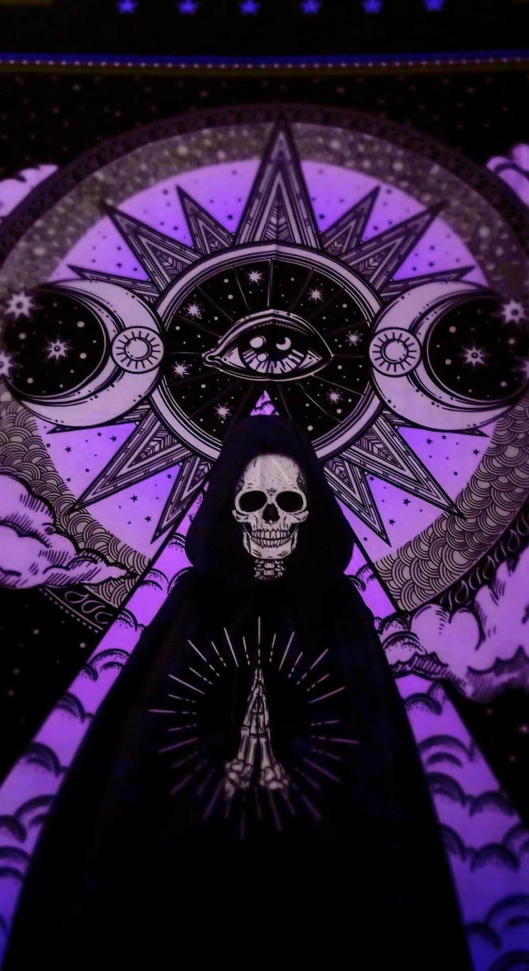  壁紙 — 一個戴著兜帽的骷髏身影站在一個宇宙符號前，該符號有一隻全視之眼，兩側有新月，背景是紫色的星空。
