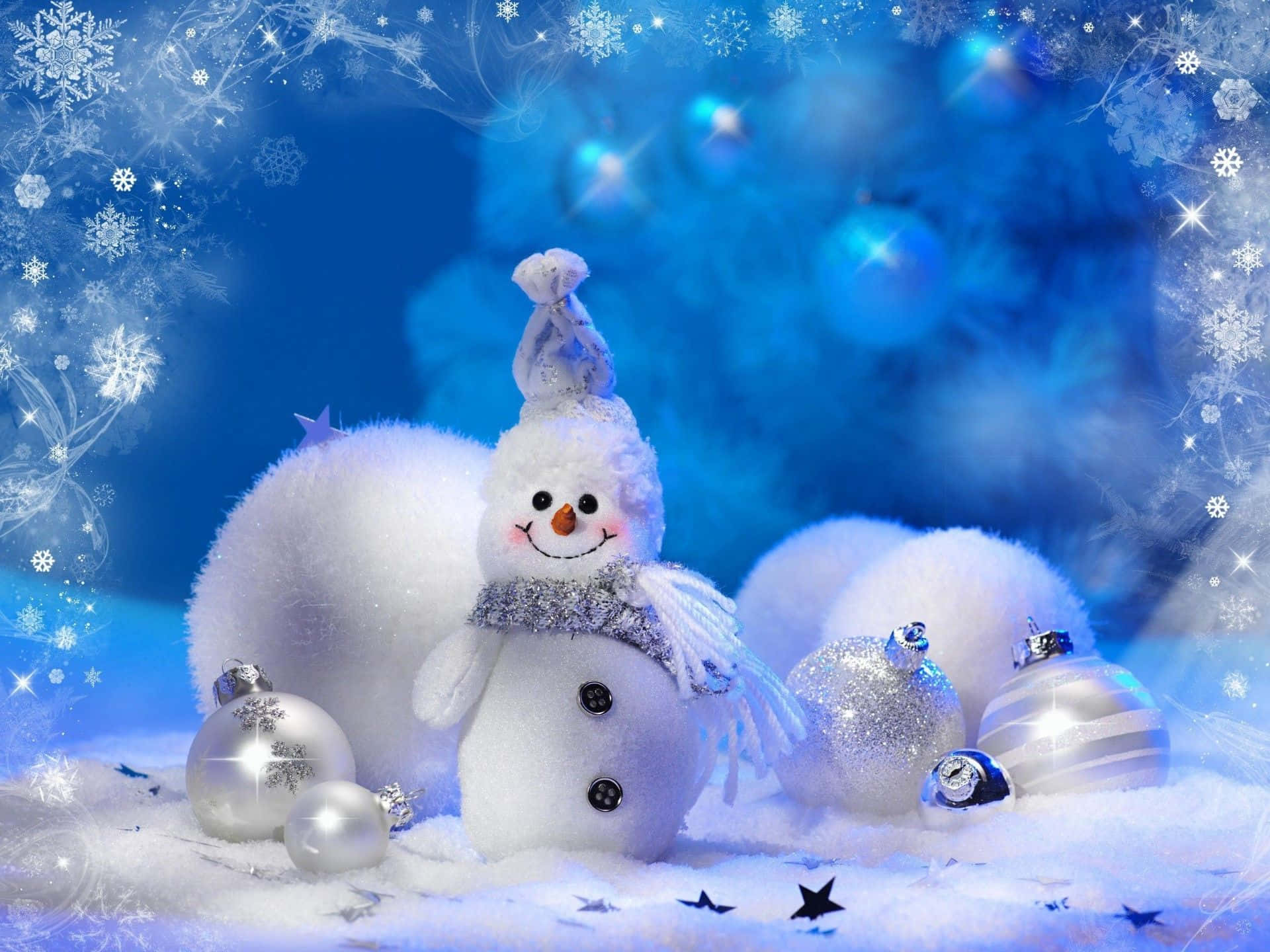 Cheerful 桌布 壁紙 — 一個戴著圍巾和帽子的快樂雪人，站在白雪覆蓋的藍色冬季場景中，周圍環繞著閃閃發光的裝飾品和飄落的雪花。