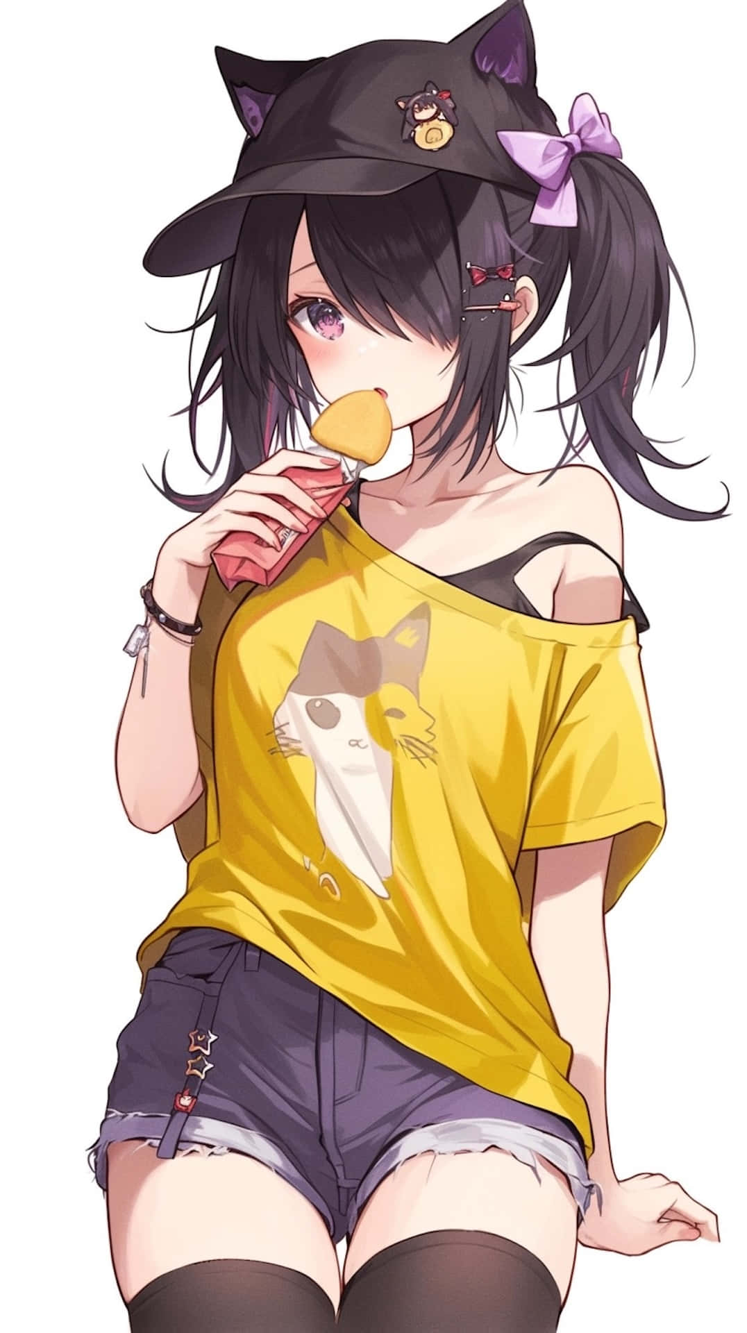 Needy Streamer Overload 桌布 壁紙 — 戴住貓耳同紫色蝴蝶結嘅動漫女仔，著住黃色貓貓衫同短褲食緊零食。