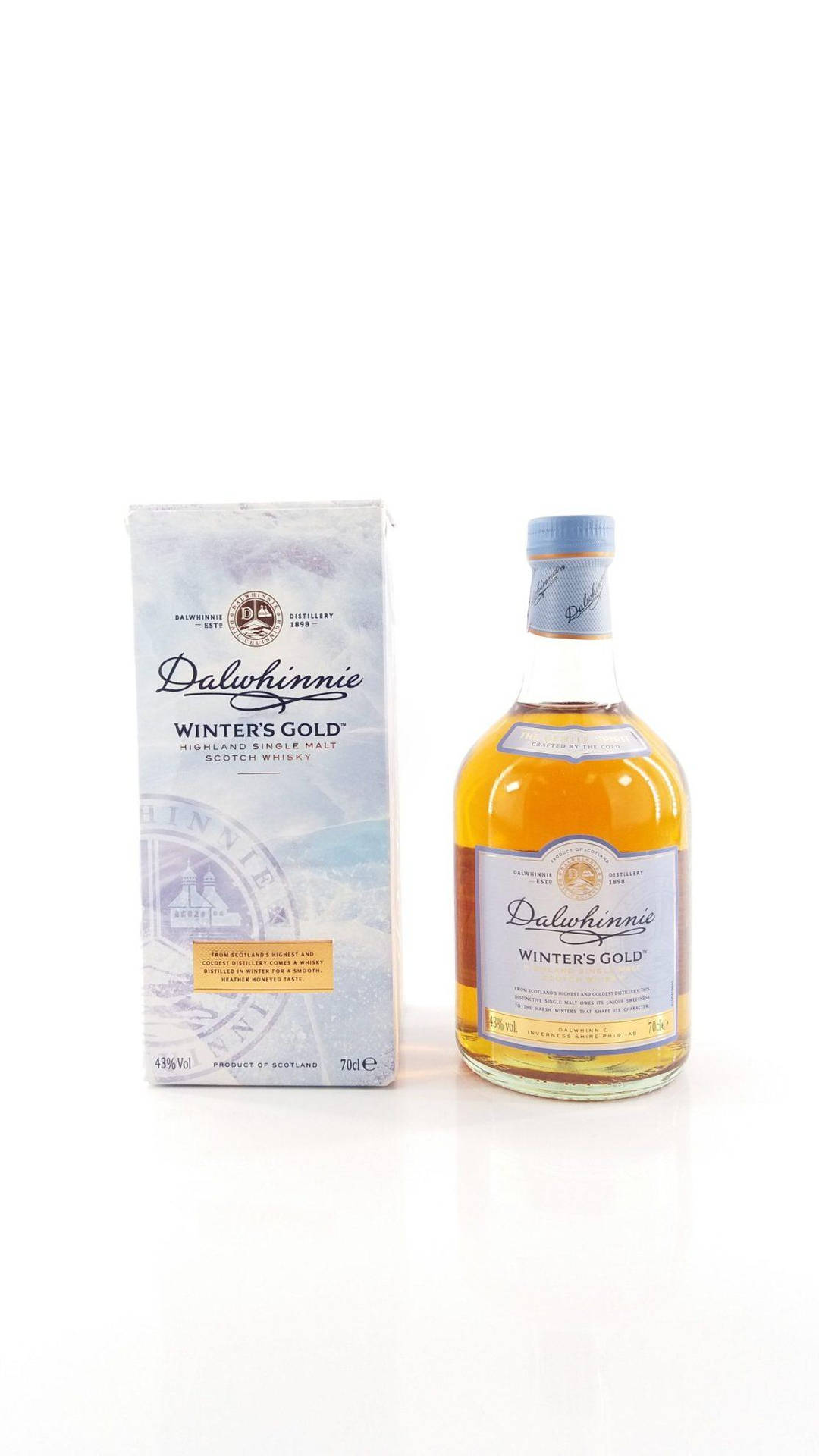 Dalwhinnie Winters Gold威士忌瓶和盒子在白色反光表面上。