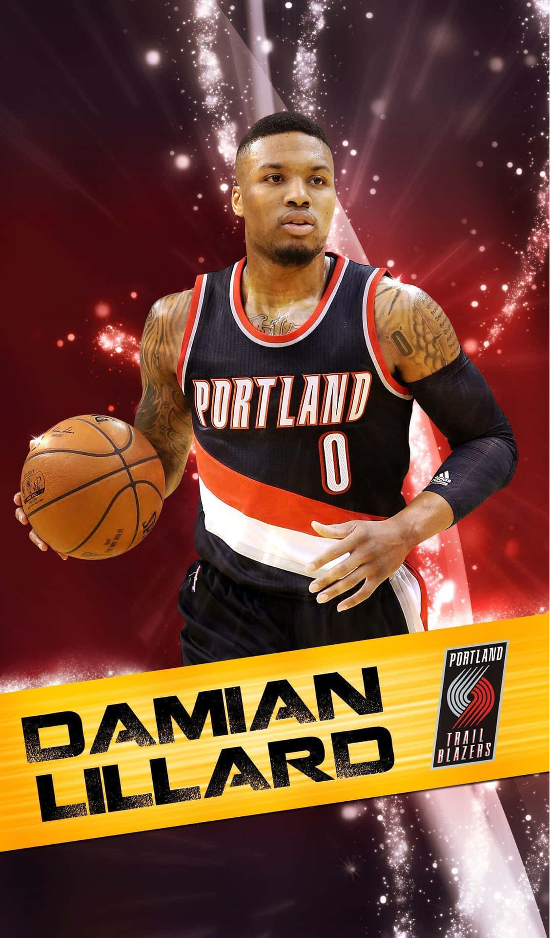  壁紙 — Damian Lillard 身穿波特蘭拓荒者隊球衣，在閃爍的紅色背景前手持籃球，背景上有球隊標誌和名稱橫幅。