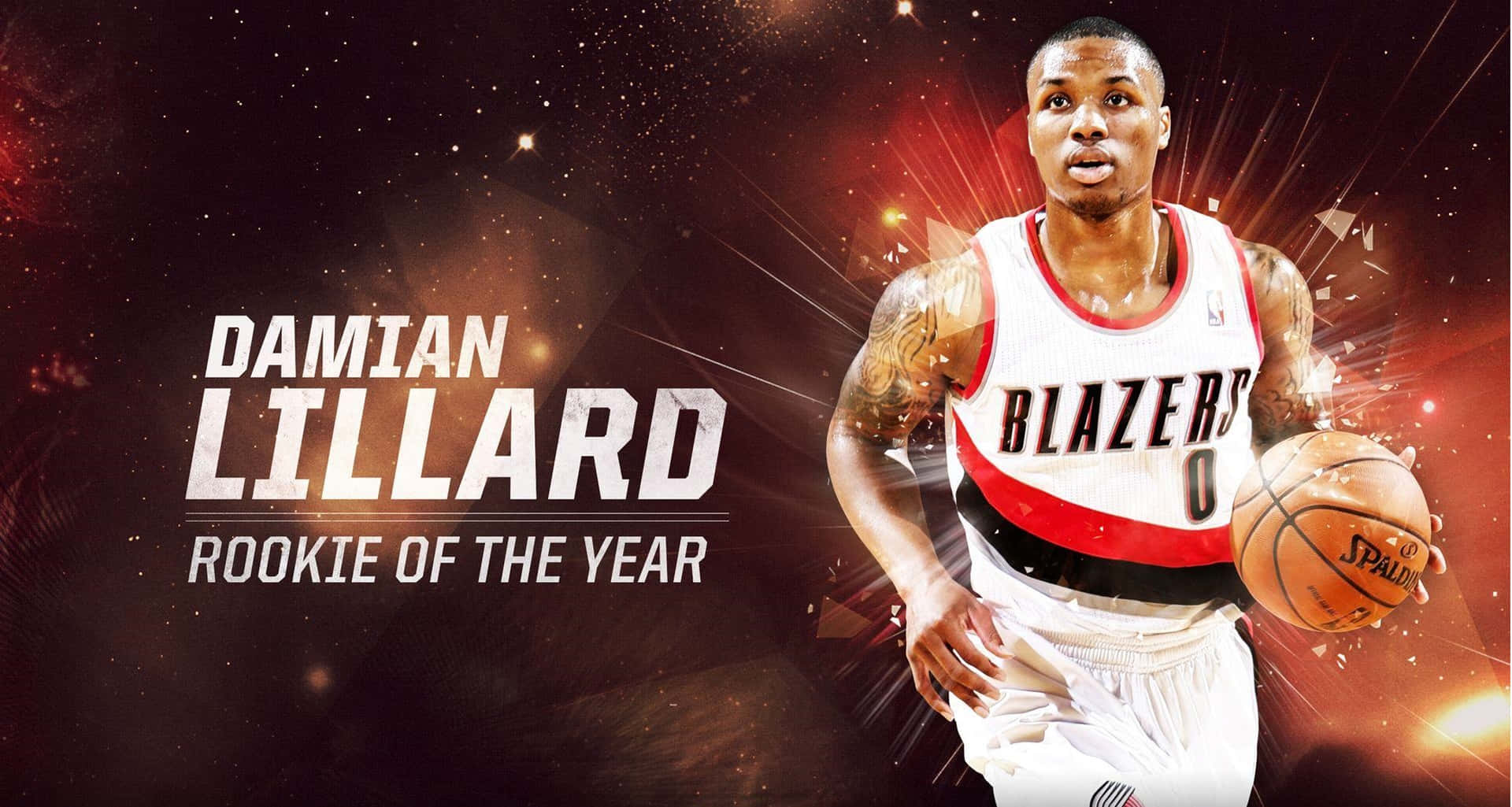  壁紙 — Damian Lillard 身穿波特蘭拓荒者球衣，在熾熱的宇宙背景下運球，並帶有「Rookie of the Year」文字。
