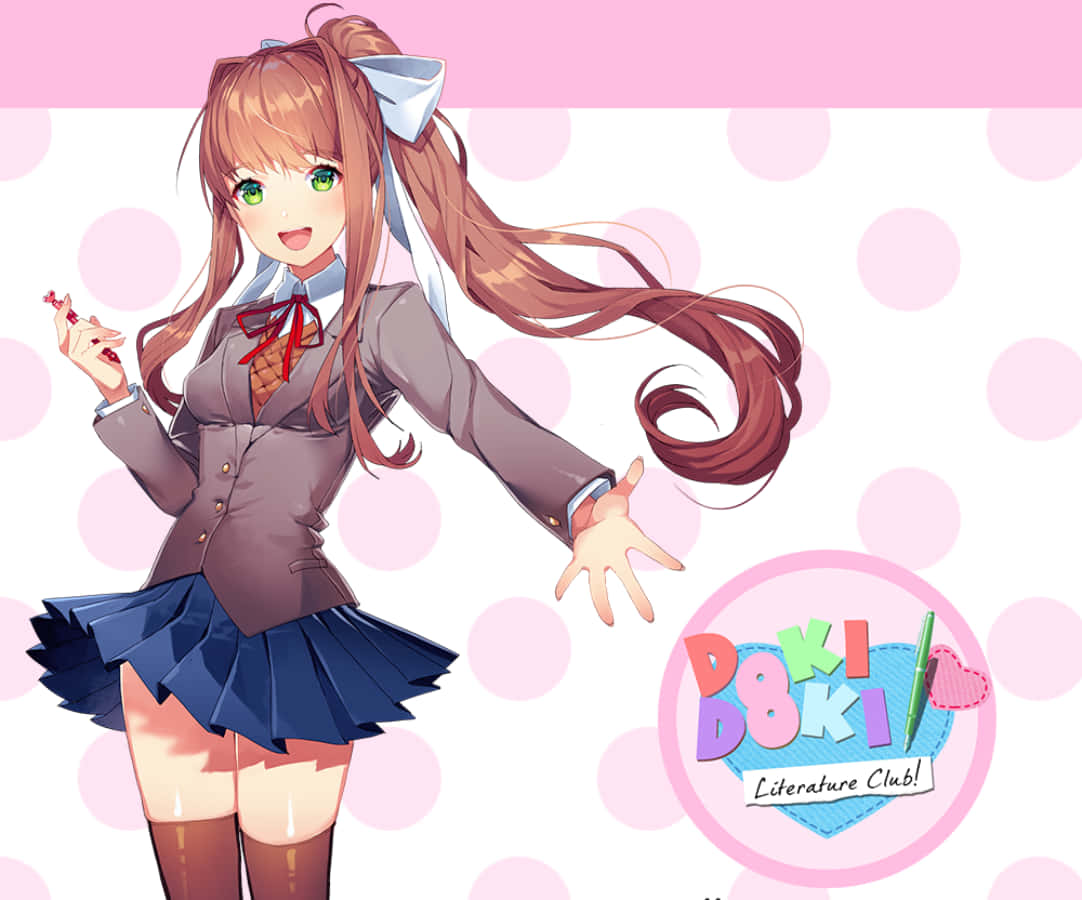 Dan Salvato 歌曲封面：Yuri Ddlc 壁紙 — 一個開朗的動漫女孩，長長棕色頭髮和綠色眼睛，穿著校服，在粉紅色圓點背景前微笑著拿著筆。