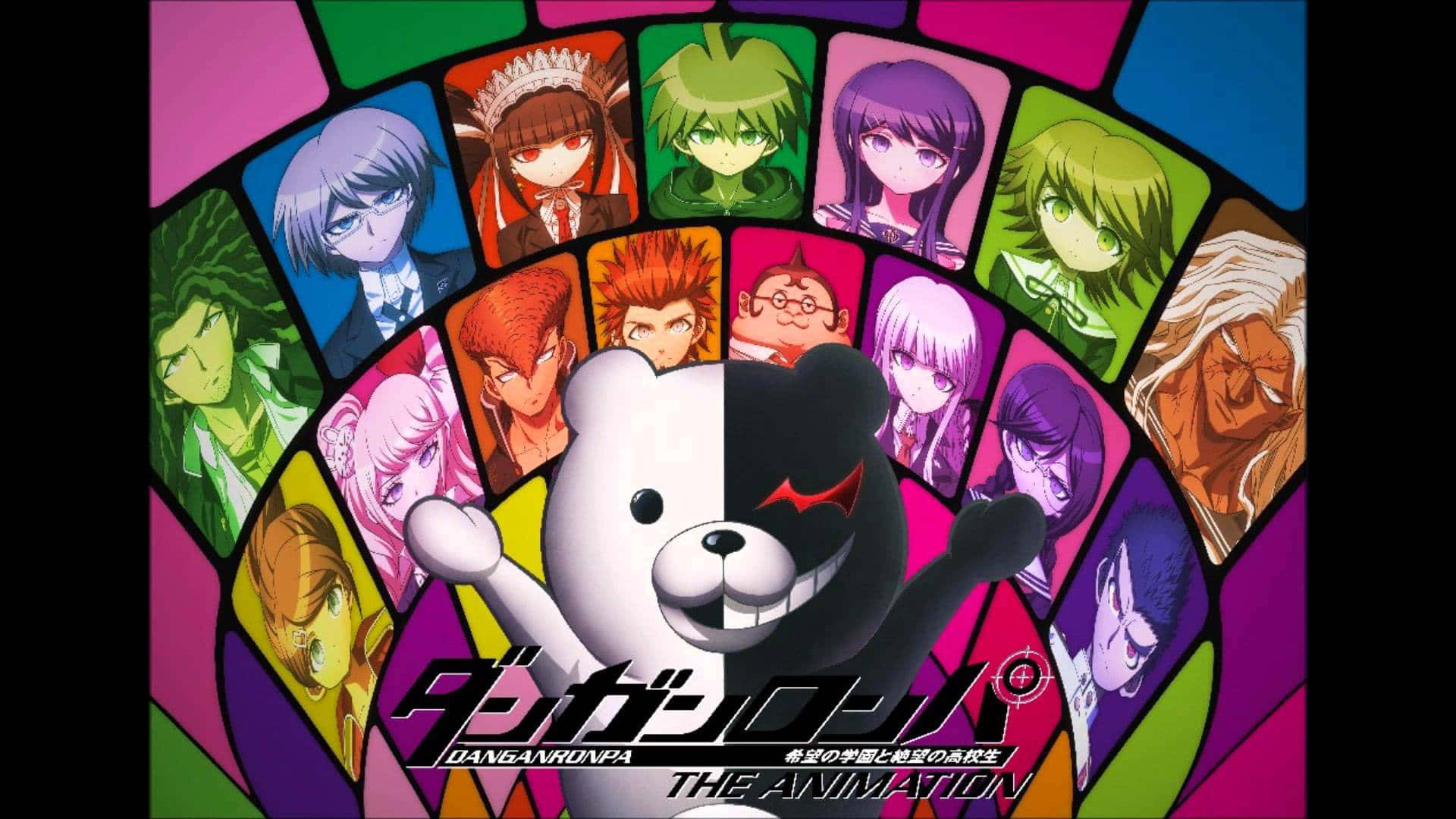歡迎來到希望學院——《Danganronpa》 壁紙 — 一張充滿活力的動畫海報，以分裂的黑白熊吉祥物為特色，周圍環繞著彩色玻璃風格的彩色角色肖像。