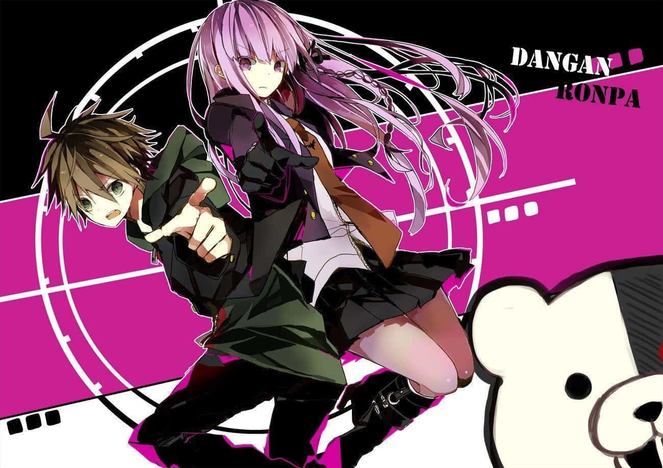 Danganronpa 角色群像插畫 壁紙 — 兩個動漫角色在充滿活力的粉紅色和黑色背景上擺出動態姿勢，並有熊吉祥物。