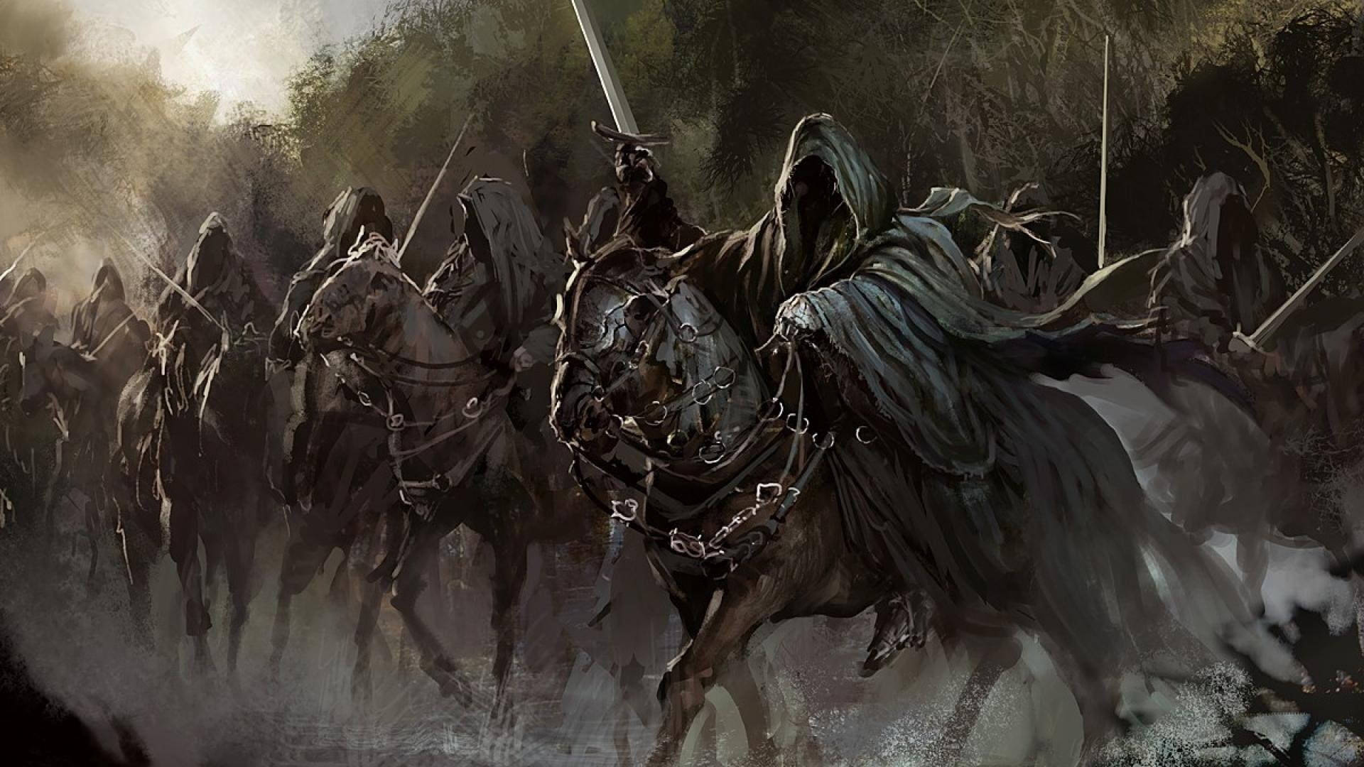戴著兜帽的騎士騎著裝甲戰馬，在黑暗奇幻戰鬥場景中衝過迷霧森林。