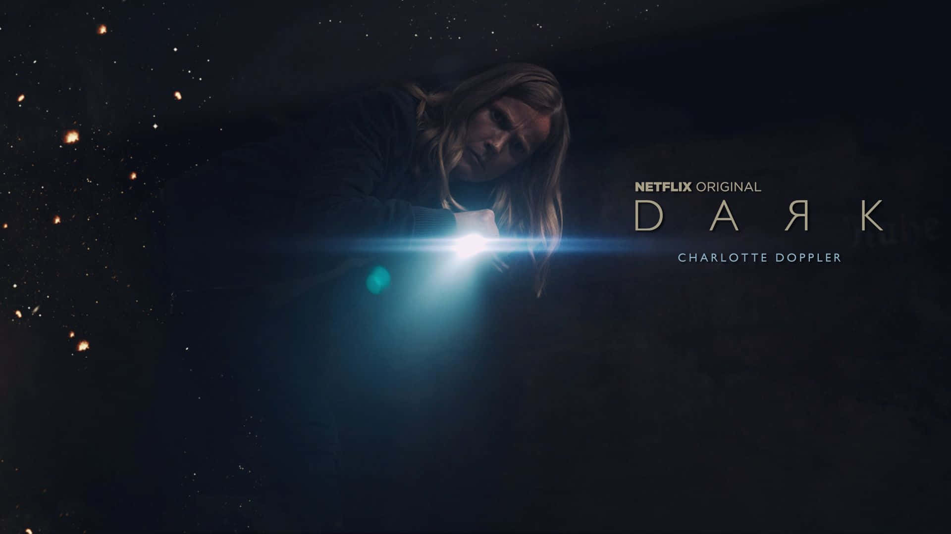 女性在黑暗空間中手持電筒，周圍有發光粒子和星星。