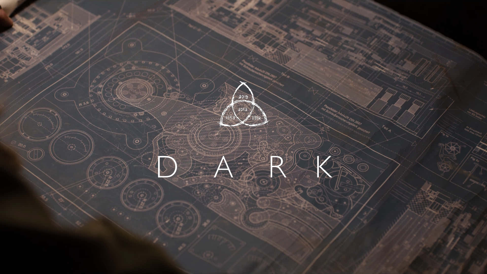 《Dark》Netflix 原創劇集標誌 壁紙 — 詳細藍圖的特寫，帶有發光的三角形符號，並將DARK一詞置於複雜的技術圖紙中央。