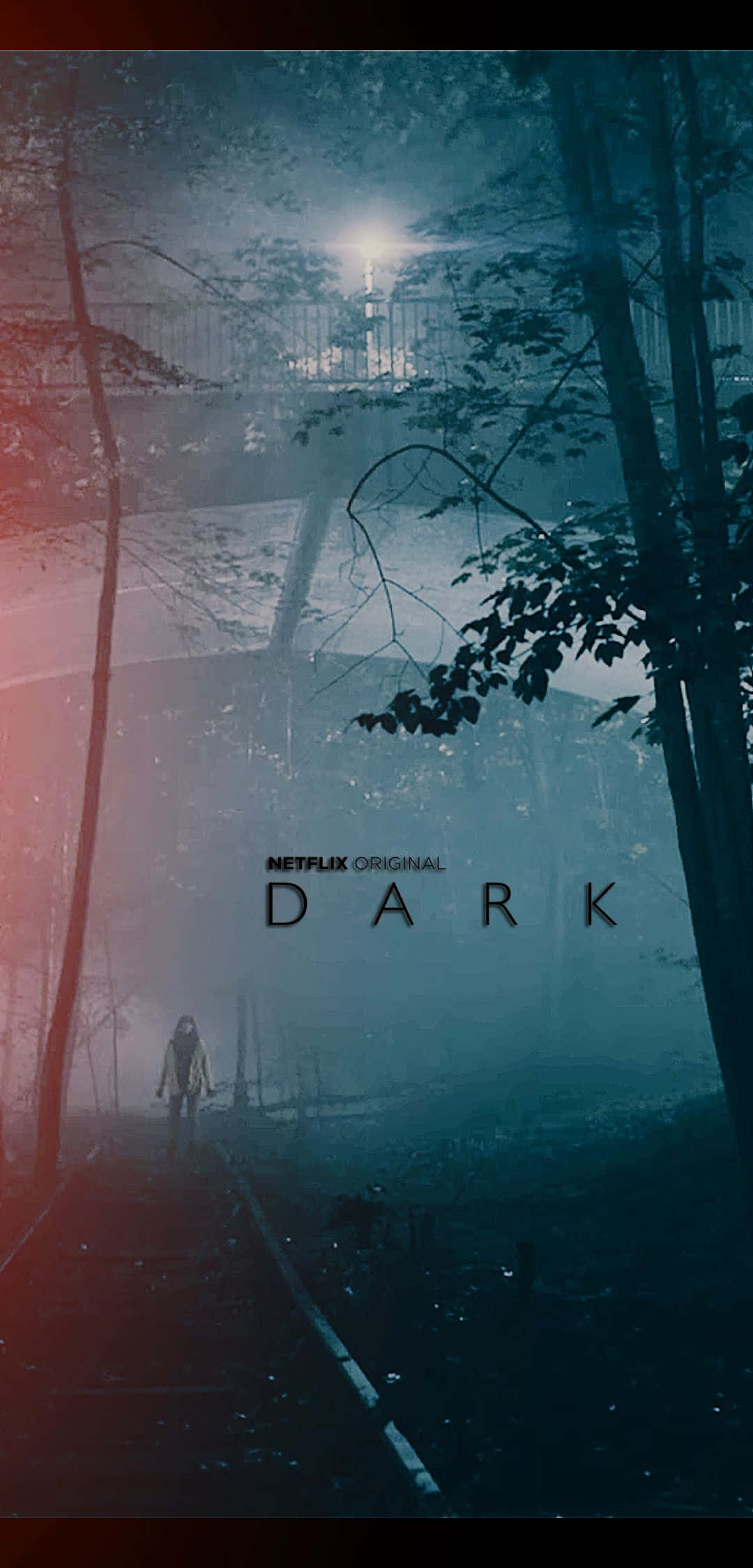 《Dark》Netflix 原創影集海報 壁紙 — 一個孤獨的身影在霧氣瀰漫的森林鐵路軌道上，朝著黑暗樹冠下遠方閃爍的光芒走去。