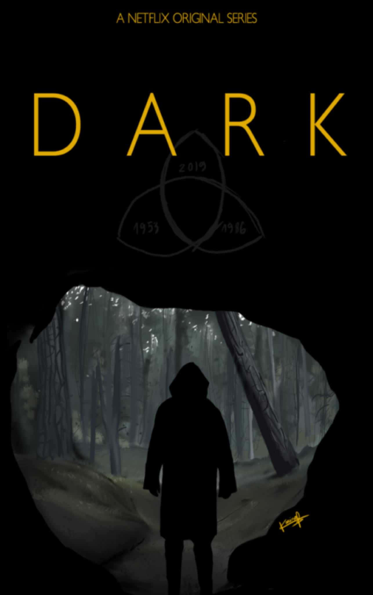 《Dark》Netflix原創劇集海報 壁紙 — 一個戴著兜帽的身影站在黑暗的洞穴入口，凝視著霧氣瀰漫的森林，上方有發光的黃色標題文字。