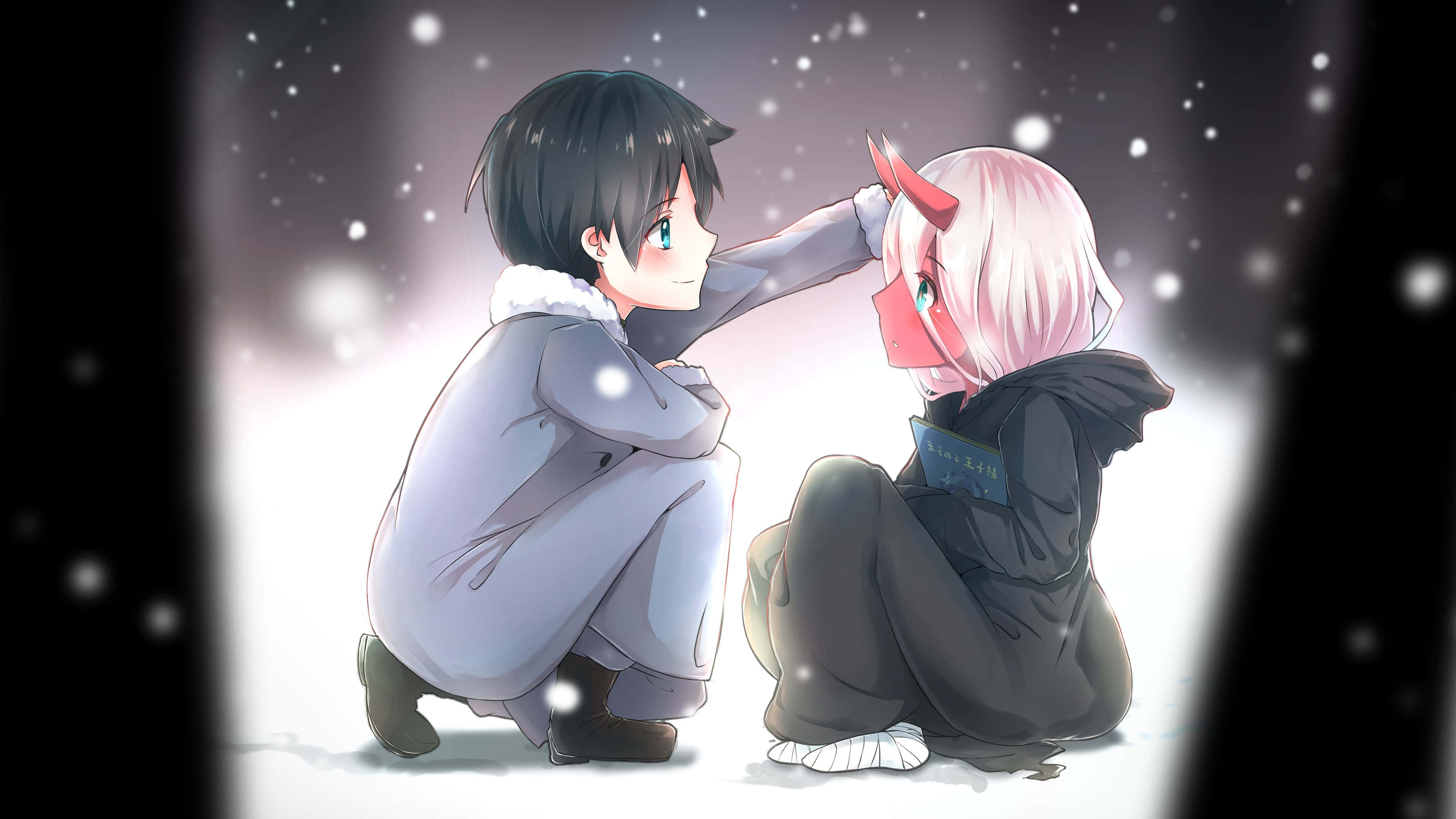 《Darling in the Franxx》主角Hiro與Zero Two 壁紙 — 兩個動漫角色在飄雪下分享溫柔時刻，其中一個輕輕觸摸另一個的臉龐，構成柔和的冬日場景。