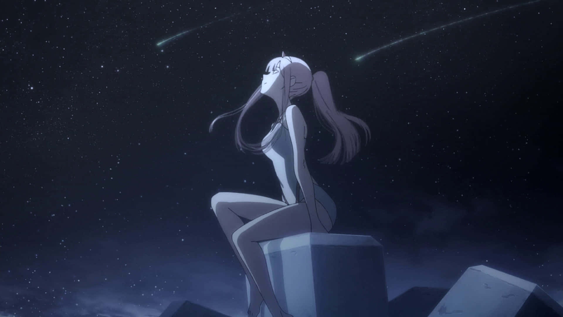 《Darling in the FranXX》中的 Hiro 與 Zero Two 在星空下佇立 壁紙 — 一個孤獨的長髮動漫女孩坐在石頭廢墟上，凝視著流星劃過的星空夜空。