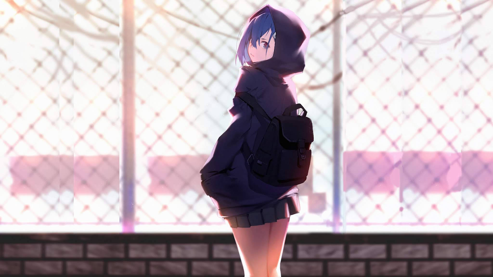 《Darling in the Franxx》動漫女孩連帽衫 壁紙 — 一個藍髮動漫女孩穿著深色連帽衫和背包，站在鐵絲網圍欄旁，沐浴在柔和的粉紅色和紫色日落光中。