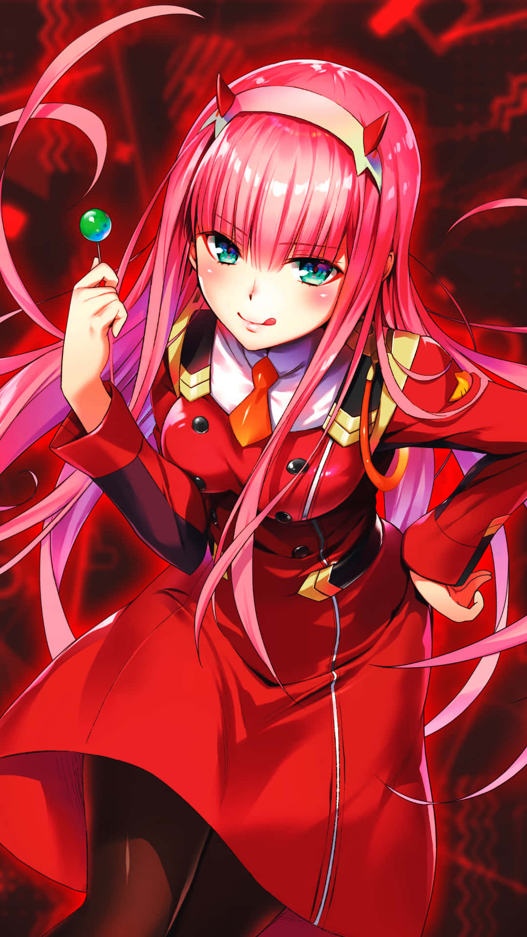 《Darling in the Franxx》中的Zero Two 壁紙 — 一個充滿活力的動漫女孩，粉紅色頭髮和角，在發光的紅色數位背景前拿著棒棒糖。