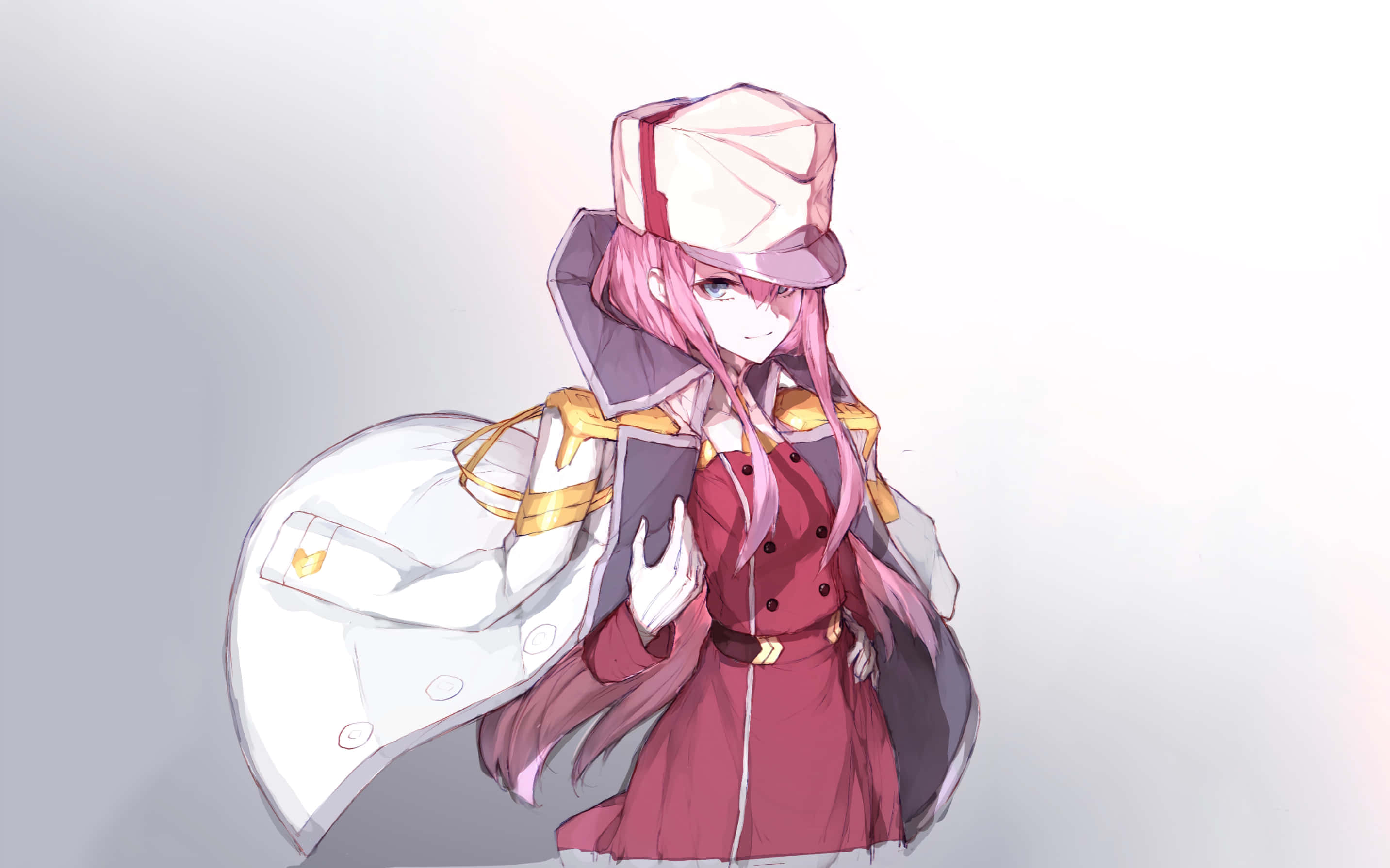 《DARLING in the FRANXX》的宿命之愛：Hiro 與 Zero Two 壁紙 — 一位粉紅色頭髮的動漫女孩，身穿紅色外套和白色帽子，自信地站在柔和的漸變背景前。
