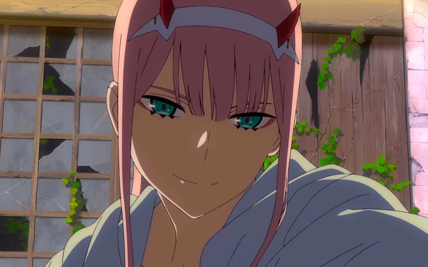 《DARLING in the FRANXX》中的螢與零二 壁紙 — 一位粉紅色頭髮、藍色眼睛、長著惡魔角的動漫女孩，在長滿常春藤的木屋前溫柔地微笑。