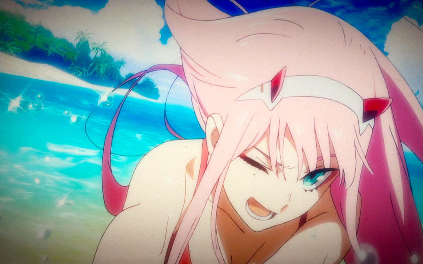《DARLING in the FRANXX》中螢與零二的故事 壁紙 — 一位開朗的動漫女孩，粉紅色頭髮和角，在熱帶海洋場景中頑皮地微笑。