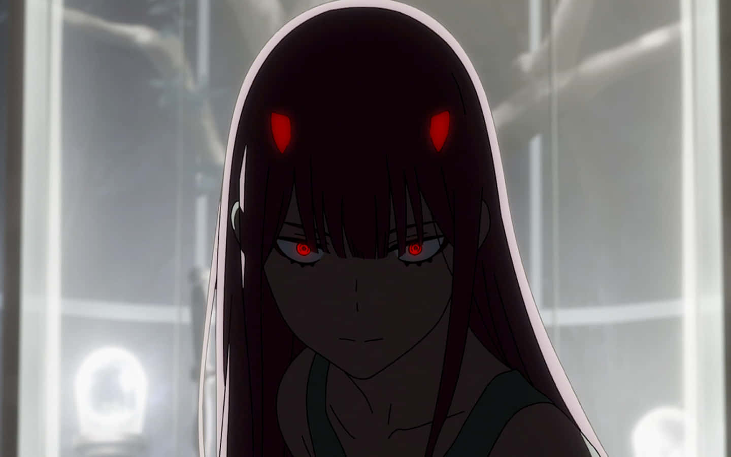 《Darling in the Franxx》中的兩位飛行員觀看空中機甲 壁紙 — 一位深色頭髮的動漫女孩，擁有發光的紅色眼睛和惡魔角，在昏暗的房間裡透過玻璃窗凝視著。