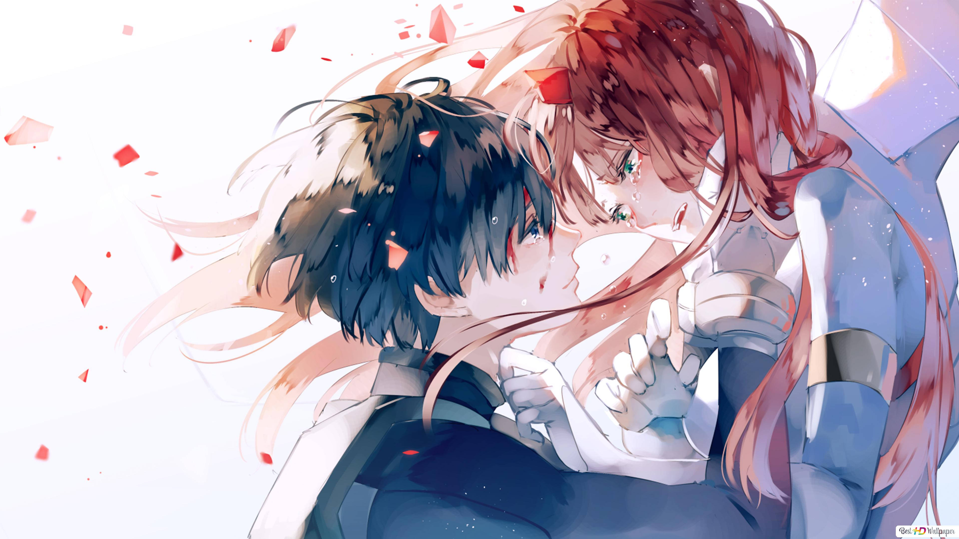 《DARLING in the FRANXX》動漫情侶 壁紙 — 兩個動漫角色在柔和的光芒中溫柔擁抱，紅色花瓣在他們周圍飄落。