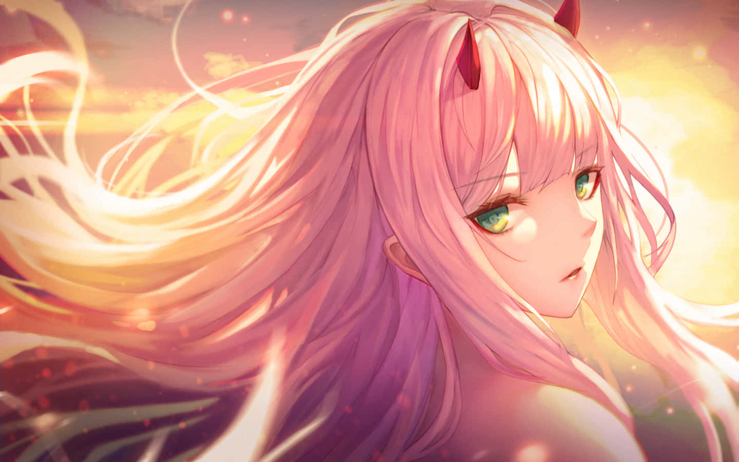 《DARLING in the FRANXX》中零二與螢對抗克萊索斯 壁紙 — 一位粉紅色頭髮、紅色角的動漫女孩，在閃爍的日落天空下，柔柔地凝視著，頭髮飄逸。