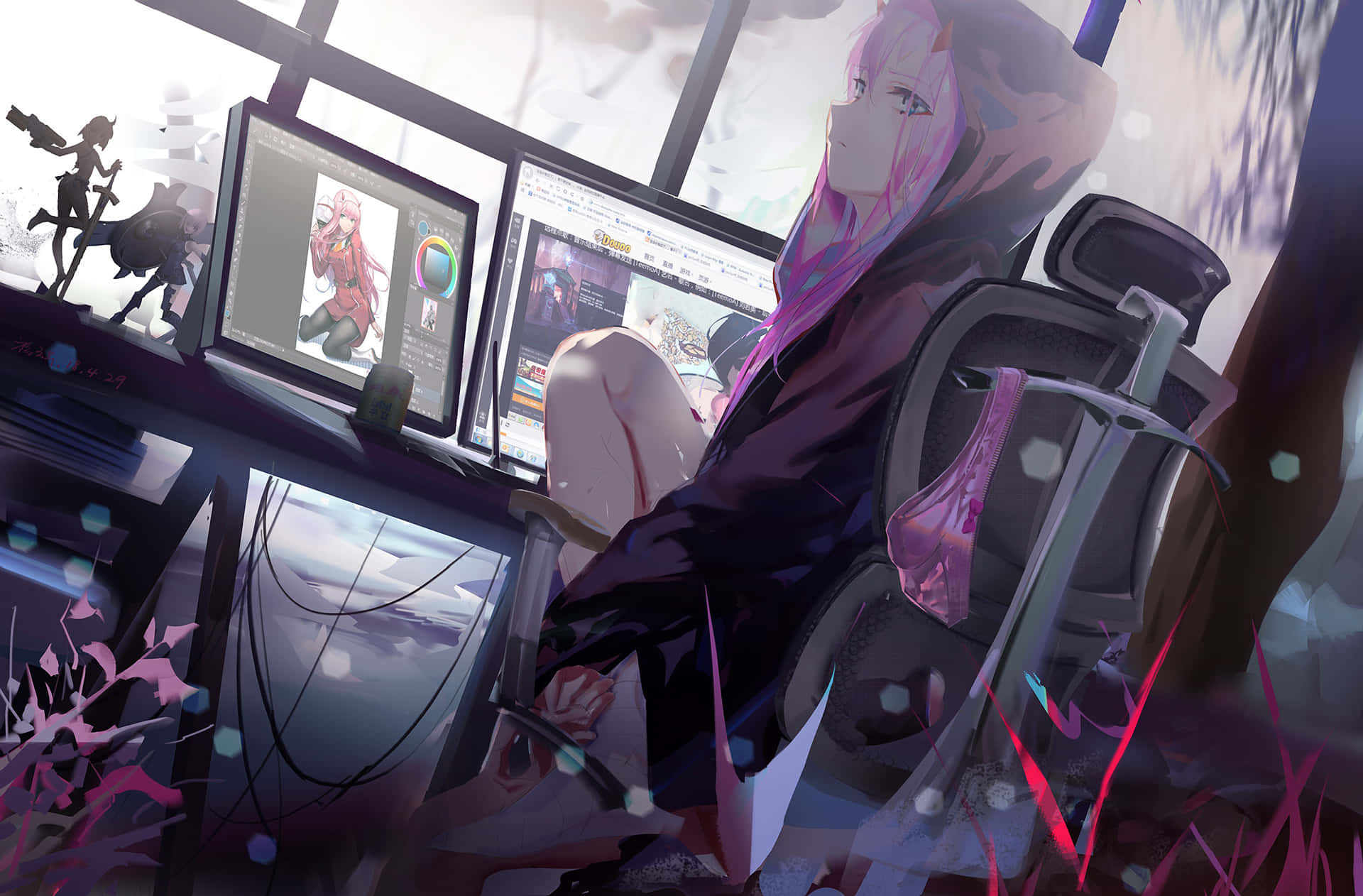 《Darling in the Franxx》主角Hiro與Zero Two 壁紙 — 一位粉紅色頭髮的動漫女孩坐在電競椅上，面前是雙顯示器，在陽光明媚的房間裡顯示數位藝術。