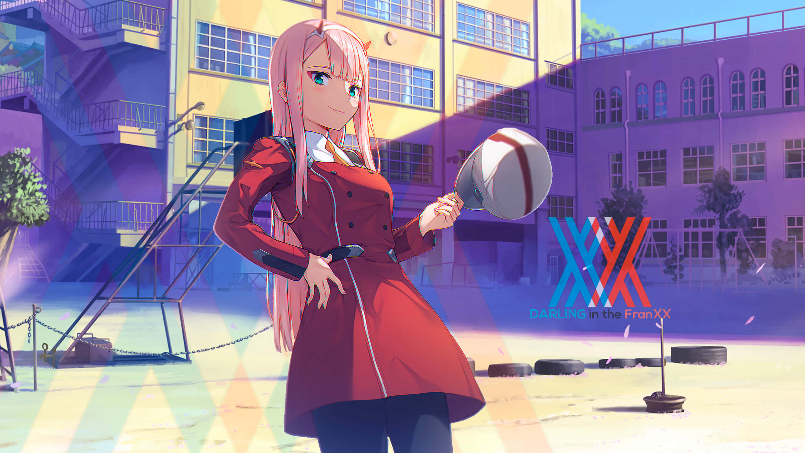 《Darling in the FranXX》中的 Hiro 與 Zero Two 壁紙 — 一位粉紅色頭髮的動漫女孩穿著紅色校服，在色彩繽紛的校園裡，在充滿活力的天空下拿著頭盔。
