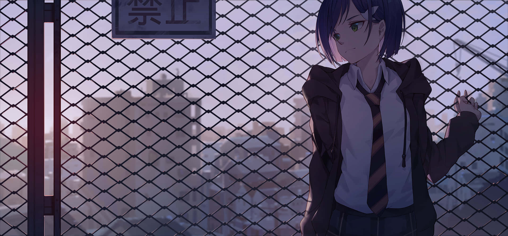 《DARLING in the FRANXX》童年好友 Hiro 與 Zero Two 壁紙 — 一個穿著校服的年輕動漫女孩靠在帶有『禁止』標誌的鐵絲網圍欄上，黃昏時分模糊的城市景觀在她身後閃耀。