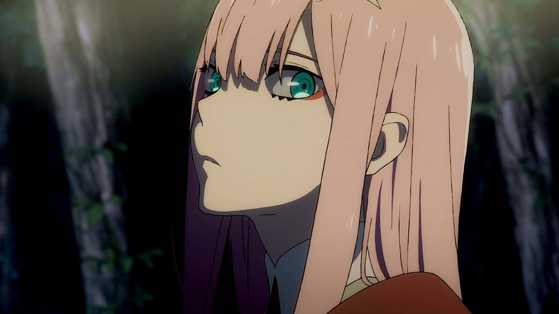 《Darling in the Franxx》世界的窺見 壁紙 — 一個粉紅色頭髮和藍綠色眼睛的動漫女孩特寫，在昏暗的森林中若有所思地凝視。