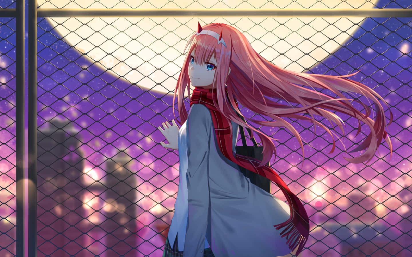 《DARLING in the FRANXX》——充滿希望的未來 壁紙 — 一位粉紅色頭髮的動漫女孩穿著校服，站在鐵絲網圍欄後面，背景是發光的紫色夜空和一輪巨大的月亮。